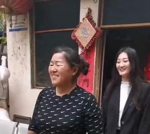 按钮一生 陈亚男上学时照片曝光，与大衣嫂长得好像，不是一家人不进一家门