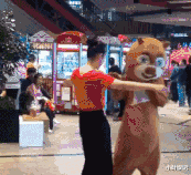 小叶娱记 被蜜蜂蛰了,奶奶说拔罐逼出毒血就好了”,但为啥却越长越大...