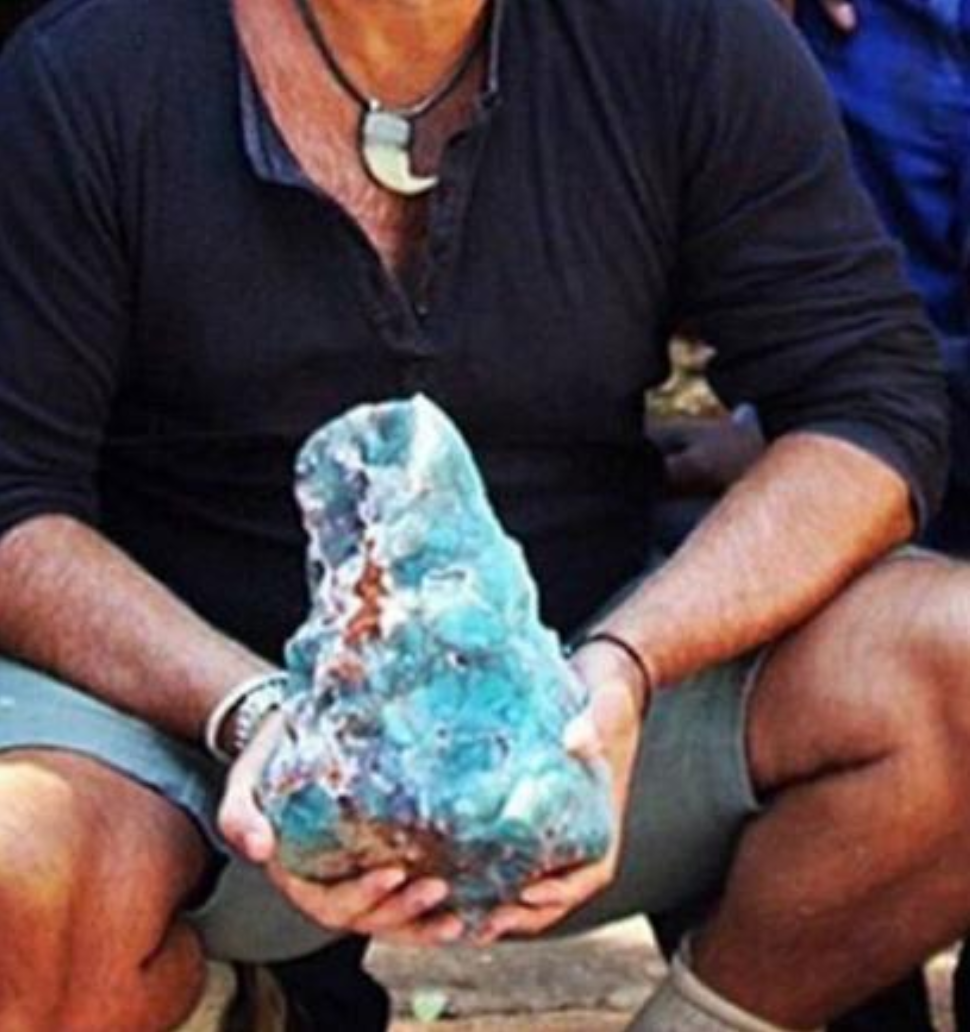 舜网 男子在河边捡到一块蓝色石头,专家:价值估计是上千万