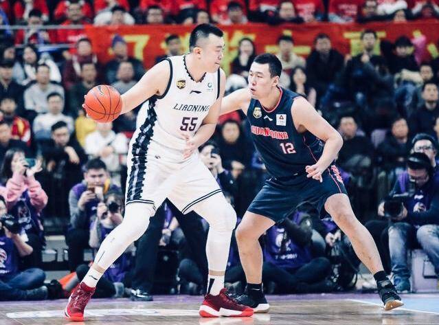 苏伟|CBA广东队苏伟回岳母家探亲，妻子很漂亮，儿女颜值高，人生赢家