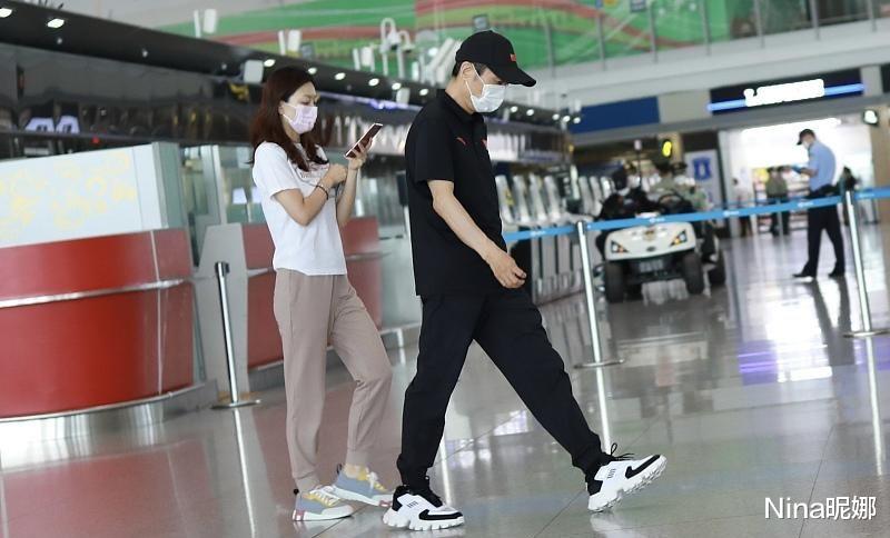 张艺谋|大导演张艺谋罕见携妻赶飞机，穿1万鞋打扮奢侈，妻子全程低头玩手机