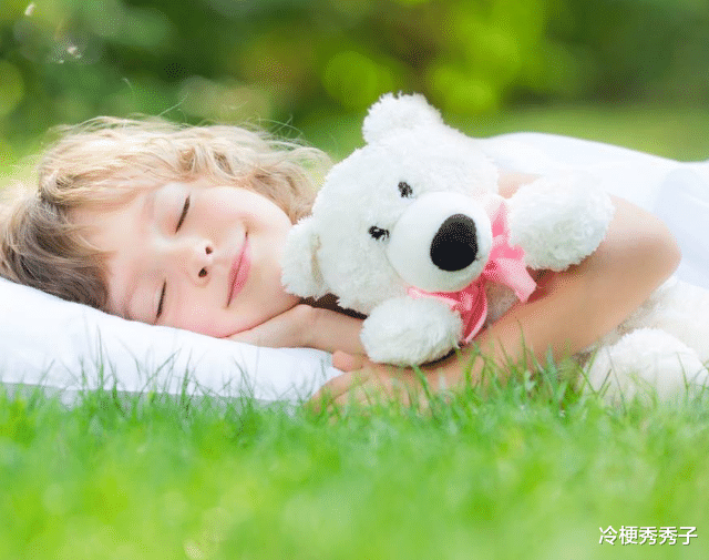 冷梗秀秀子|孩子们总是睡觉的时候出汗,除了缺钙之外,还有这几个原因呢?