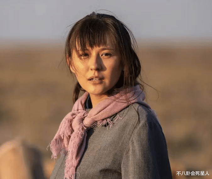 热依扎|白玉兰表情大赏：童瑶拿奖热依扎脸黑如锅底，鼓掌都带“恨”