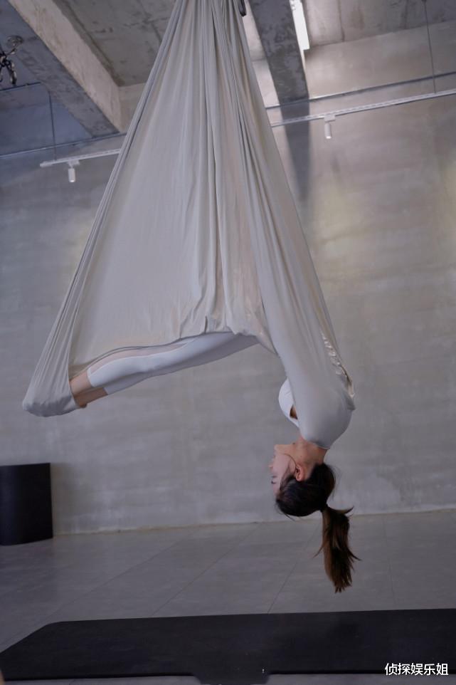 景甜|张馨月空中瑜伽初体验，自信挑战高难度动作，S身材马甲线超养眼