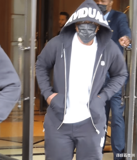 金·卡戴珊|金.卡戴珊女超人造型炸街，侃爷已成过去，似有新欢心情大爽