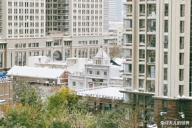 德云社杨鹤通发天德雪景照,引发网友热议,原来天德宿舍就在对面