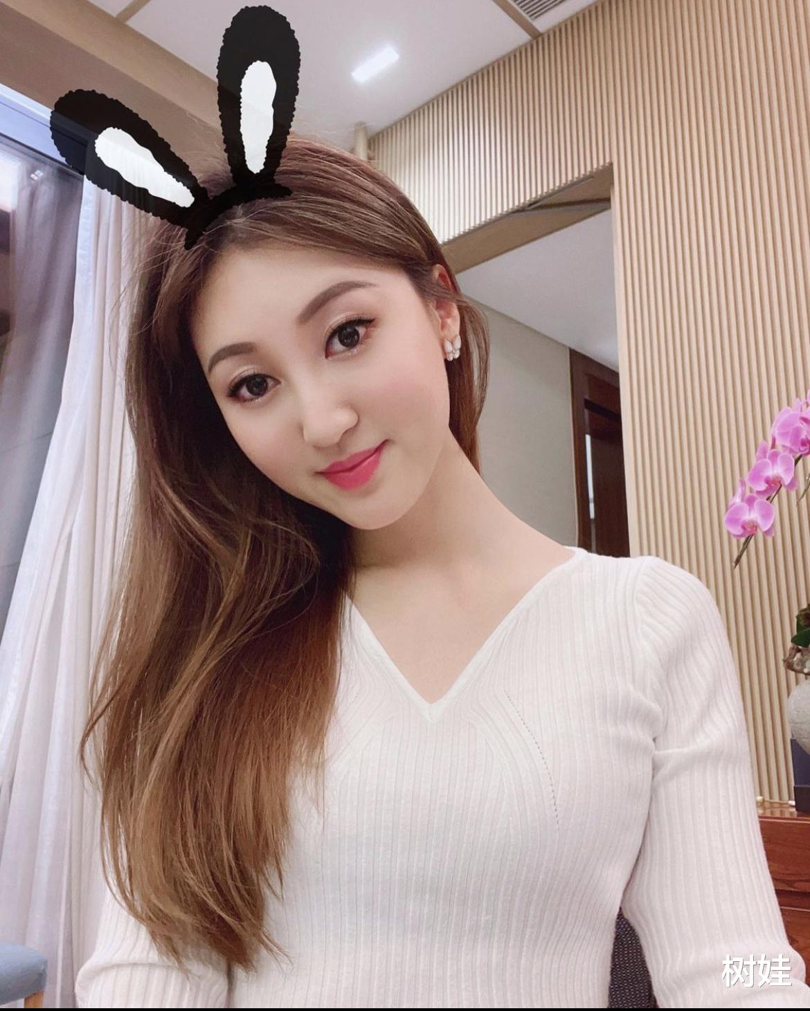 何艳娟|何艳娟盛装出席港姐活动，离婚后已跻身上流社会，避谈三亿抚养费