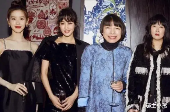 章泽天|章泽天成现实版“顾佳”，和名媛聚会合照被删，C位是第一名媛