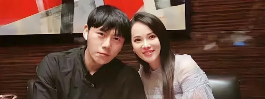 伊能静|伊能静提前为女儿布置圣诞树，画面温馨却暴露了秦昊驼背的坐姿