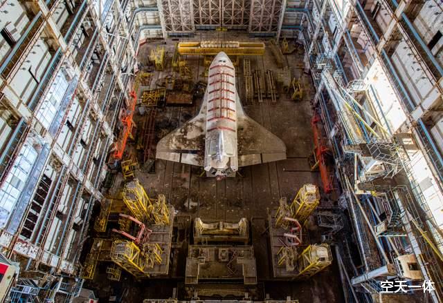 航天飞机 原来暴风雪号航天飞机不只一架，曾身绑4台AL31，水平从机场起飞