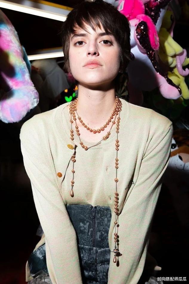 发型 ?女人过了50岁,少留这“3种”发型,不仅大妈感十足,还更显老