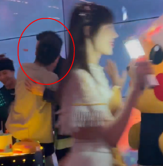 奚梦瑶|奚梦瑶出月子，何猷君未给女儿庆满月，约王嘉尔一起给表哥庆生日