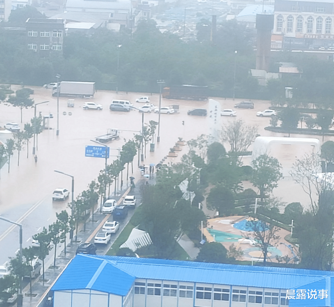 徽州宴 河南暴雨,男子收费拖车被骂!