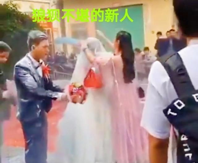 邹俊岚说 广东佛山:危险,新人婚礼接亲被泼面粉,现场犹如大雾笼罩