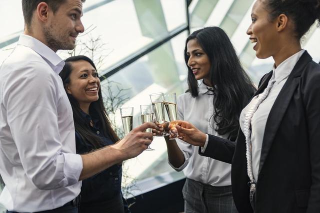 人物设定|朋友，是职场不存在的人设，等你拿掉名片才会出现