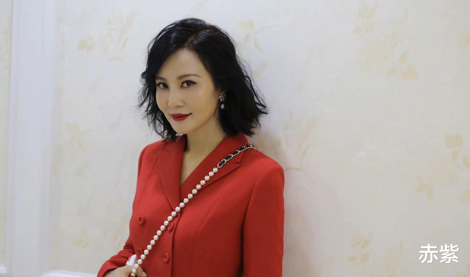 赤紫|换季黑白灰收起来吧，今年流行陶红这一身红色，显白又洋气