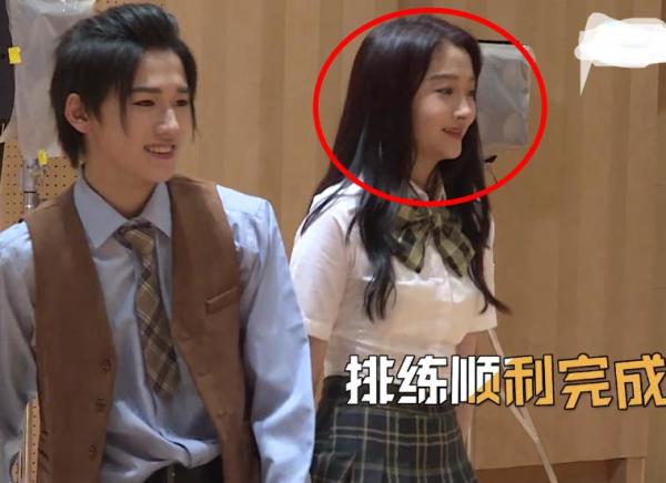 刘昊然|鹿晗化身小迷弟看关晓彤跳舞，全程录像给女友拎包，画面太甜了