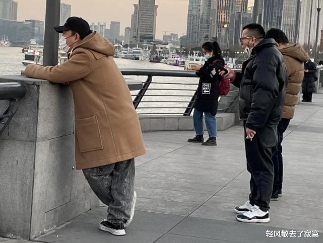 黄渤|黄渤现身外滩跨年,神秘美女甜蜜挽胳膊,被发现后二人刻意保持距离