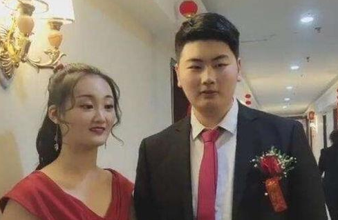 陈亚男|朱小伟收回彩礼后，美女在家门口拉横幅求婚，横幅写着让小伟娶她