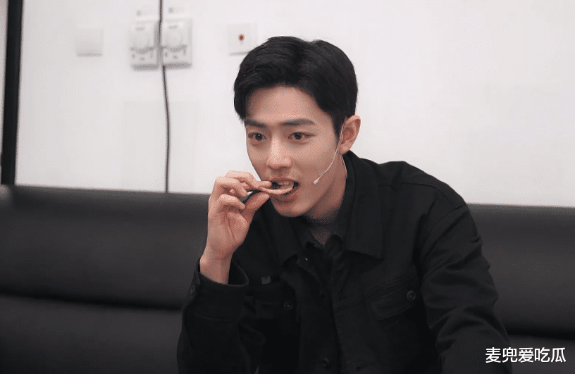 肖战|肖战录制吃播？眼部红肿满脸疲惫，被迫营业状态较差？