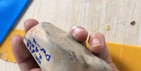 翡翠|3000淘来的翡翠原石，切开一刀差点骂人，看到成品却会心一笑！