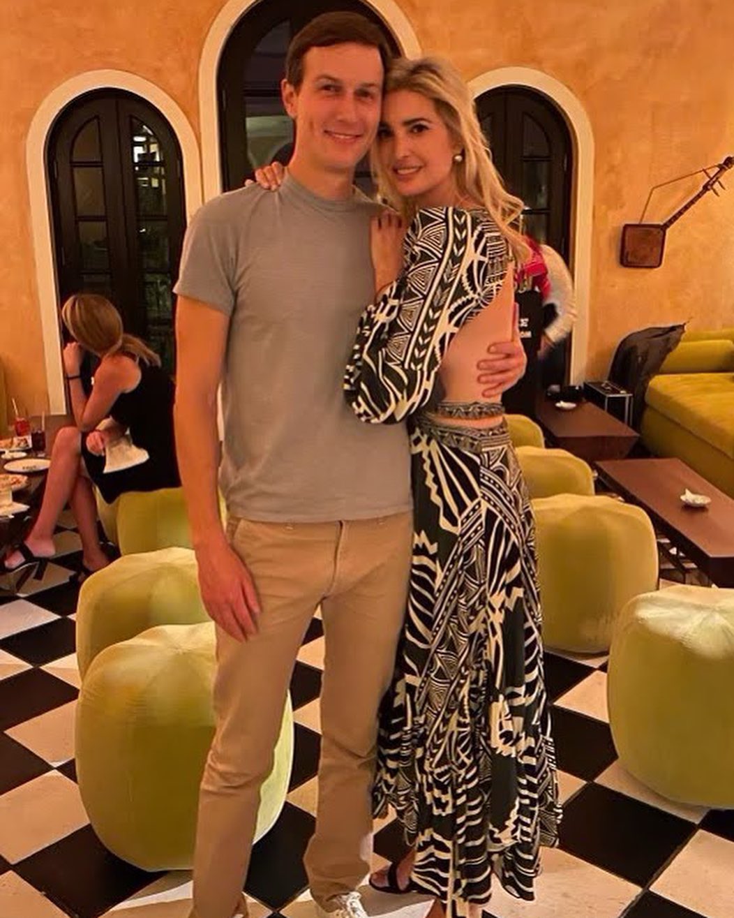 全球时尚风行 伊万卡开派对喜迎40岁生日!穿花朵迷你裙好美,换成露背裙更性感