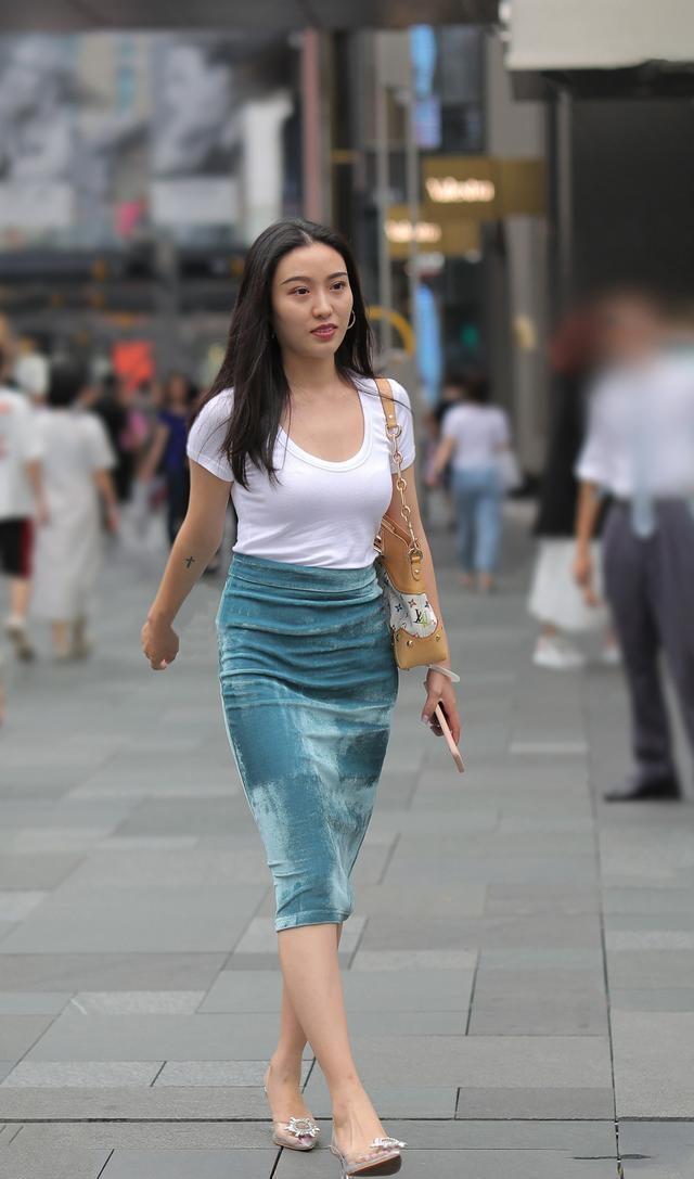 咩咩时尚穿搭|时尚的连衣裙穿搭,傲娇迷人,美而不凡