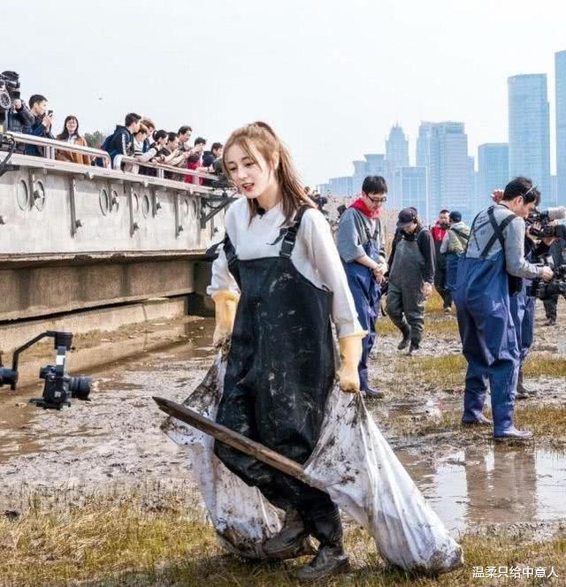 迪丽热巴|同样是仙女捡垃圾，刘亦菲一脸倔强，迪丽热巴却满脸笑容