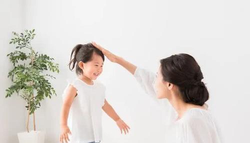 松江|因老师让学生在楼道补作业，家长大闹校长办公室，老师做法引争议