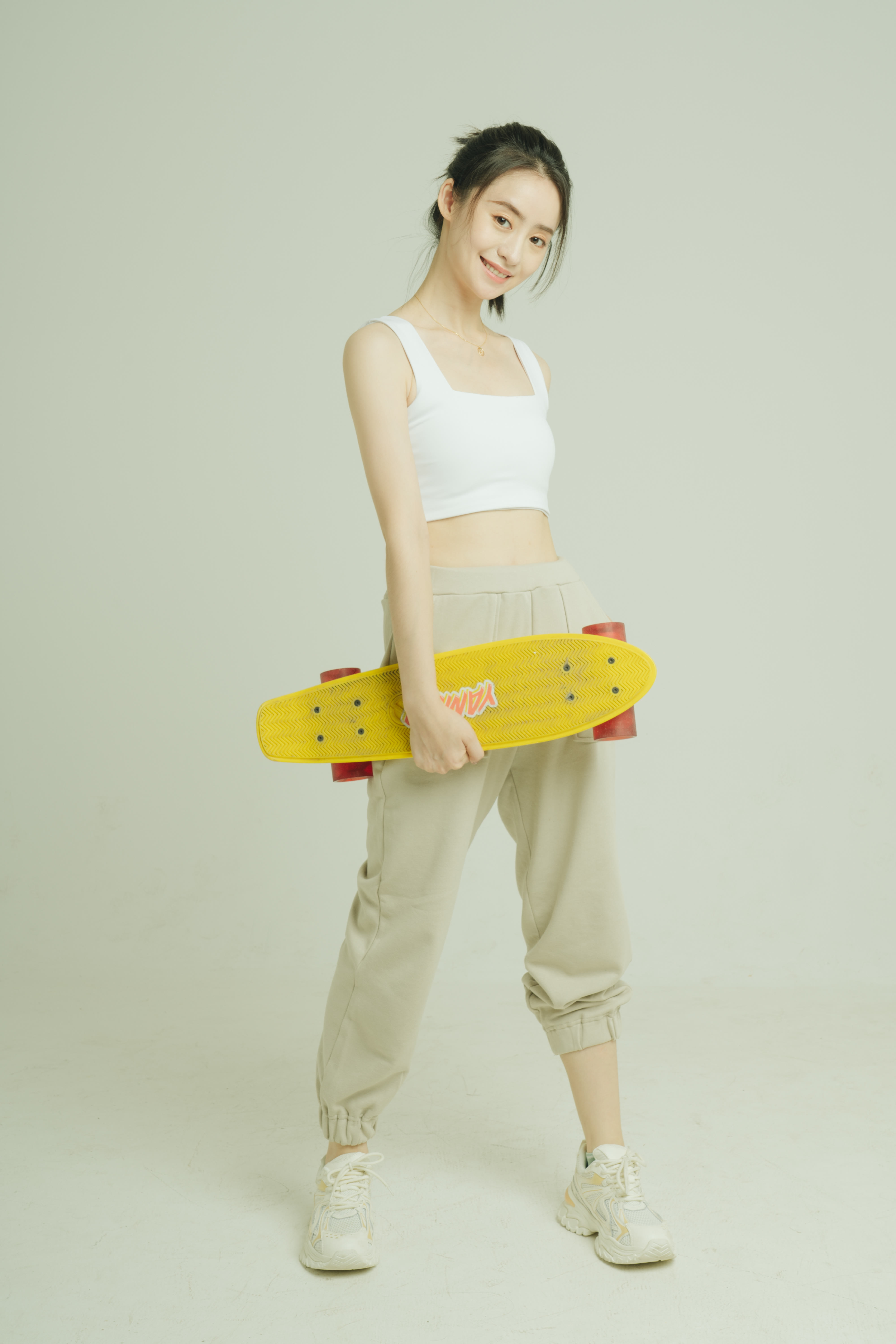 发型|潮流发带高马尾 依灵清爽运动风写真释出