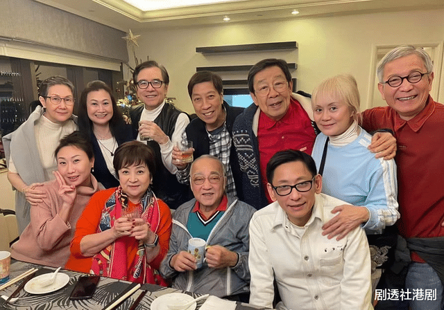周柯宇|香港演艺圈老戏骨罕见聚会！有人做完开颅手术，有人获周润发亲自按摩