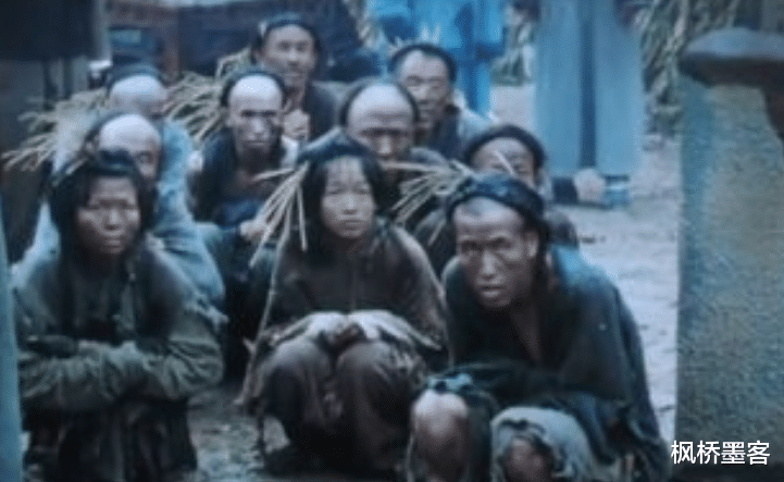 商人将银票藏进破伞,睡觉时被人拿走,他却用一招让小偷主动归还