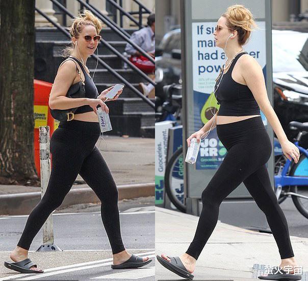 詹妮弗·劳伦斯|31岁詹妮弗·劳伦斯散步，秀出白到发光的大孕肚，双腿明显变粗