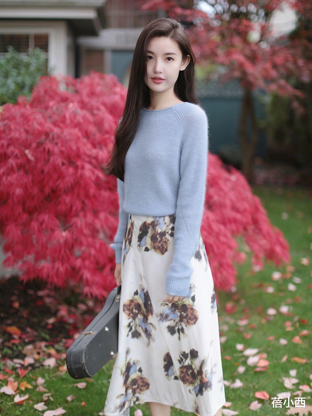 蓓小西 今年建议多穿“针织衫”和“半身裙”，学会这样搭，优雅到骨子里