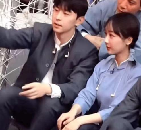 MARRY|参加央视演出期间，邓伦和杨紫坐在一起玩自拍，网友：好配
