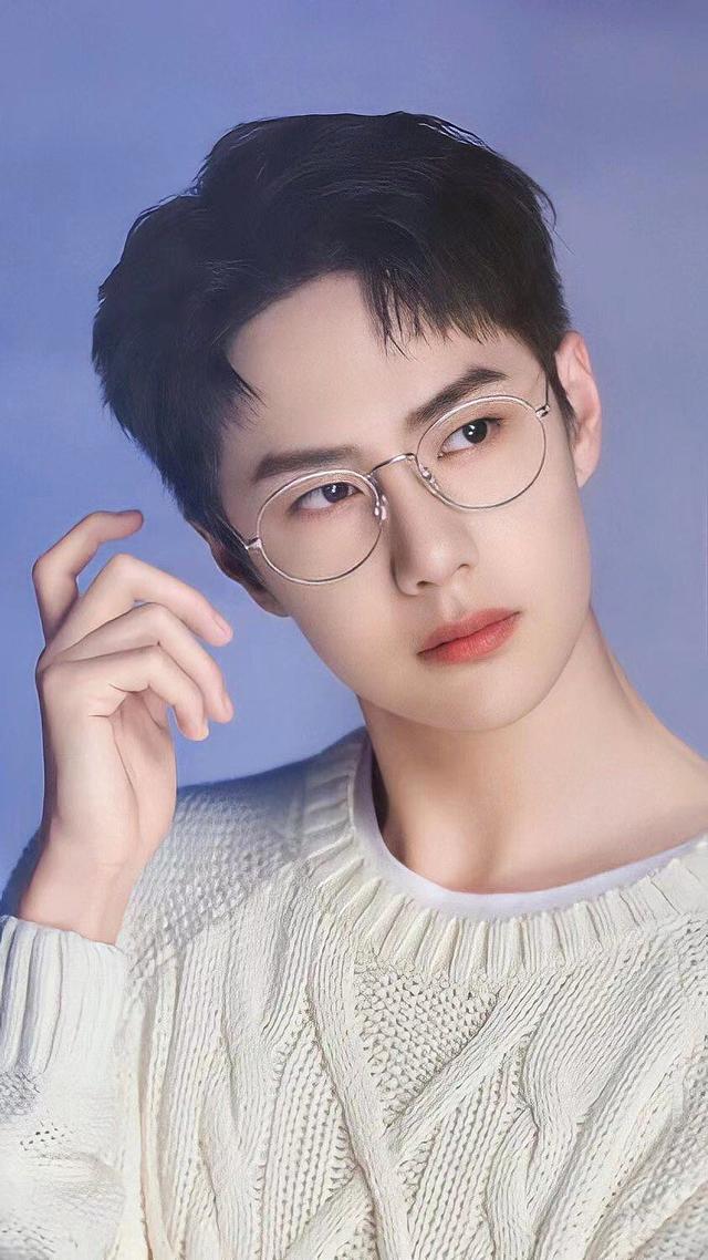 王一博|王一博解约细节：穿酒店拖鞋下楼扔球鞋，以罢工为代价跟杜华叫板