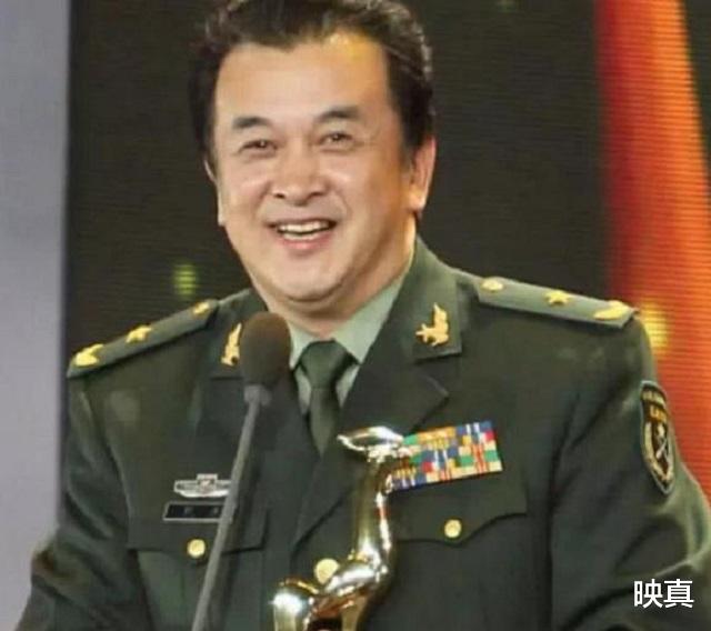 黄宏|春晚“钉子户”黄宏：八一制片厂厂长，少将军衔，晚年却被免职？