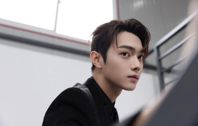 于正|于正眼光真有“毒”，本以为许凯的颜值是一绝了，没想到8岁的他才是神颜