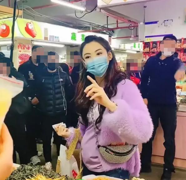 张柏芝|张柏芝被爆怀四胎，谢霆锋直播首谈出轨：终于看清她的真面目