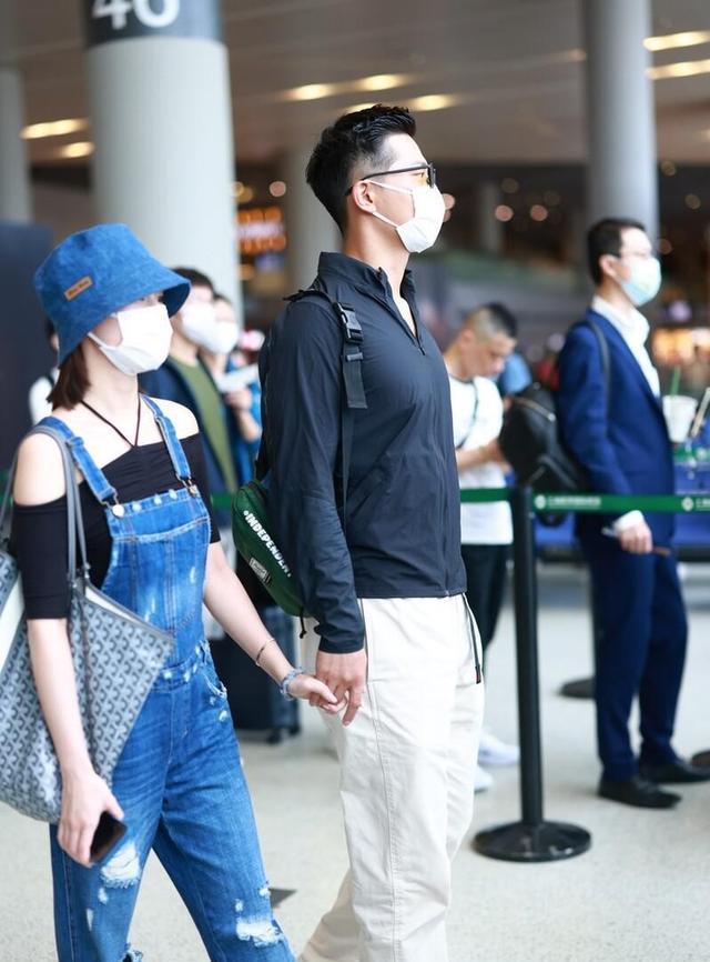 懒美人时尚|赌王女儿何超莲不愧是个时髦精,穿吊带牛仔裤牵手窦骁,太般配了