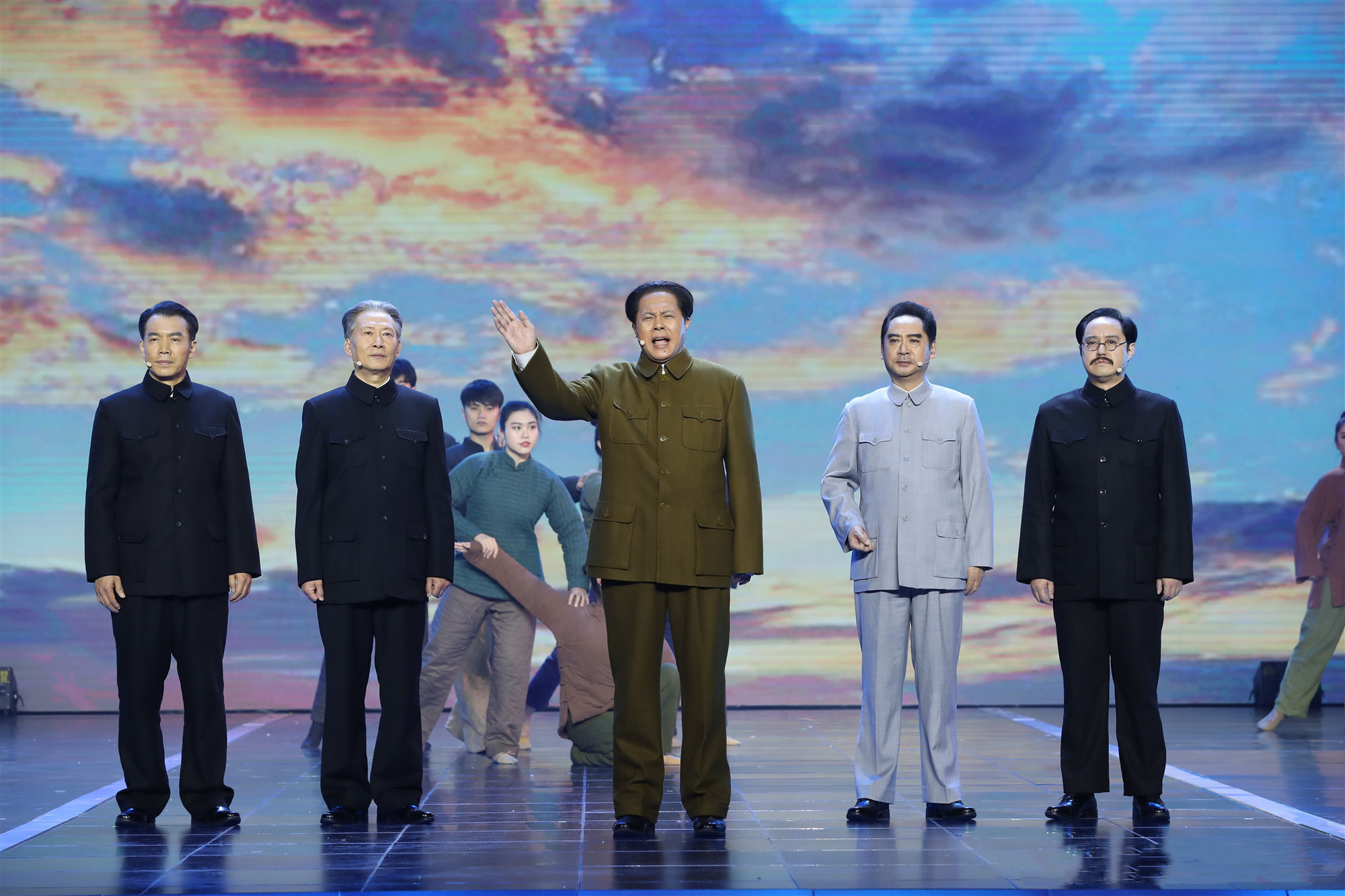 佟瑞欣|伟人特型演员门槛再降，某流量明星演青年领袖，无异于赶鸭子上架