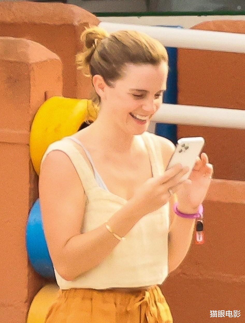 何穗|31岁赫敏穿棉服现身机场，素颜状态太好了，坐私人飞机出游好壕气