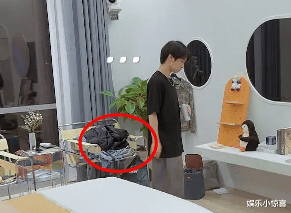 陈思铭|心动4：男二不爱干净？卧室堆满脏衣服不洗，进房间不换拖鞋