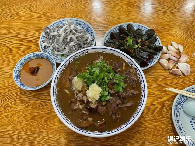 张一山|鹿晗晒生活日常，跟关晓彤戴同款口罩撒糖，两人都爱吃卤煮