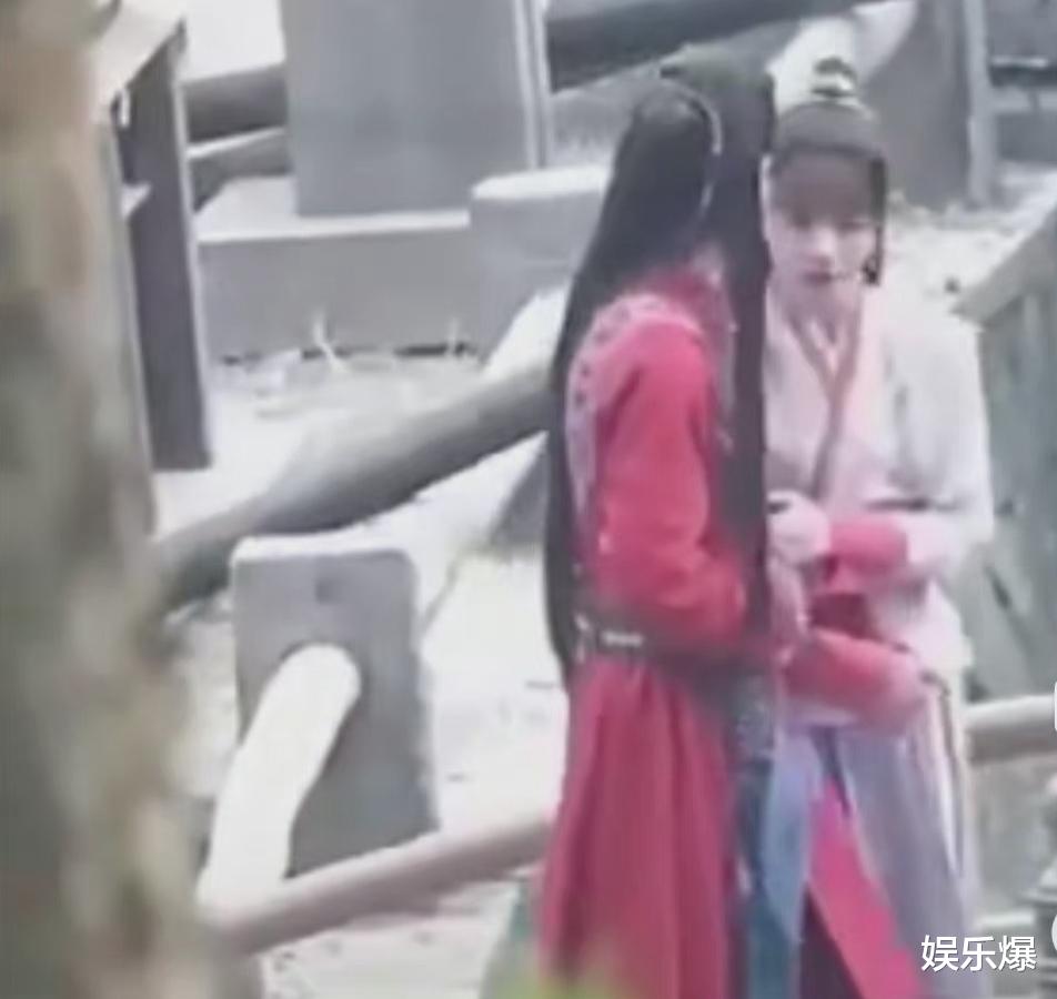 肖战|《玉骨遥》新路透曝光，肖战穿红衣反差大，清冷师父秒变娇弱美人