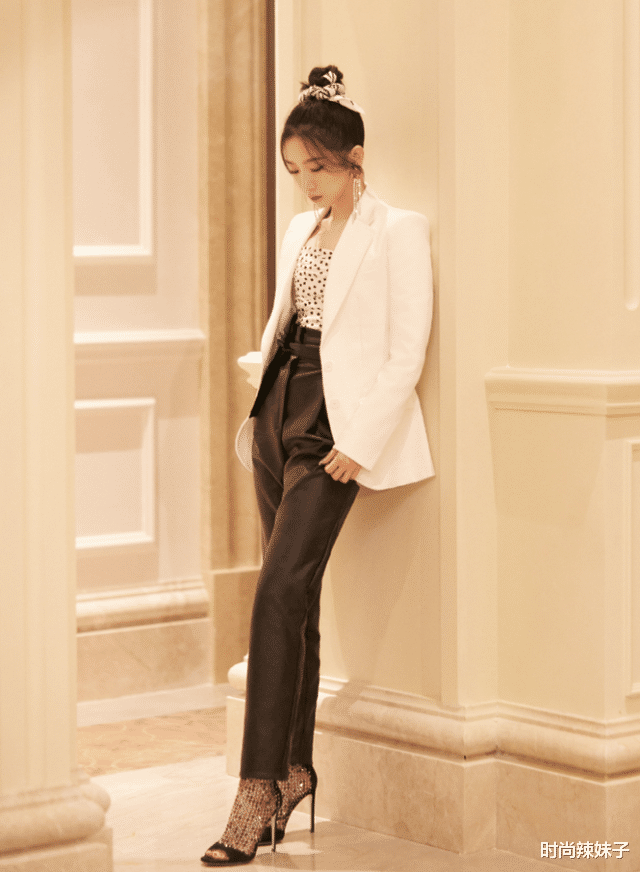 时尚辣妹子|孟美岐黑白氛围感写真，肤白腰细超吸睛，网友：这怎能不心动