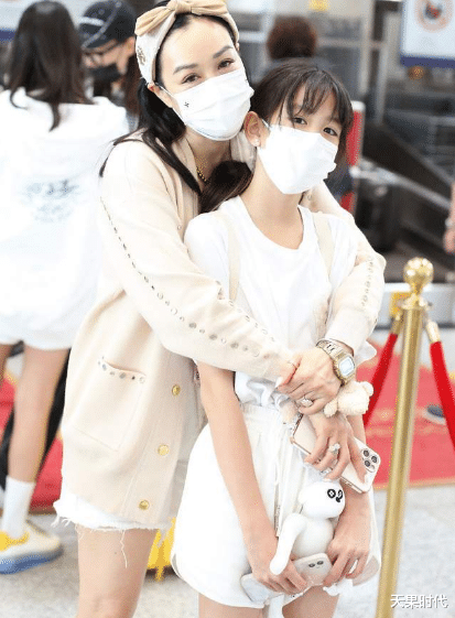 天果时代|钟丽缇母女三人走机场,穿同色短裤齐秀美腿,女儿也开始发育变美