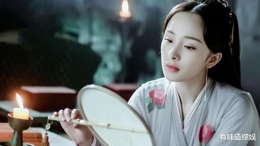 赵薇|赵薇11年前拍的广告中，有谁注意他旁边的女孩，如今火得一塌糊涂