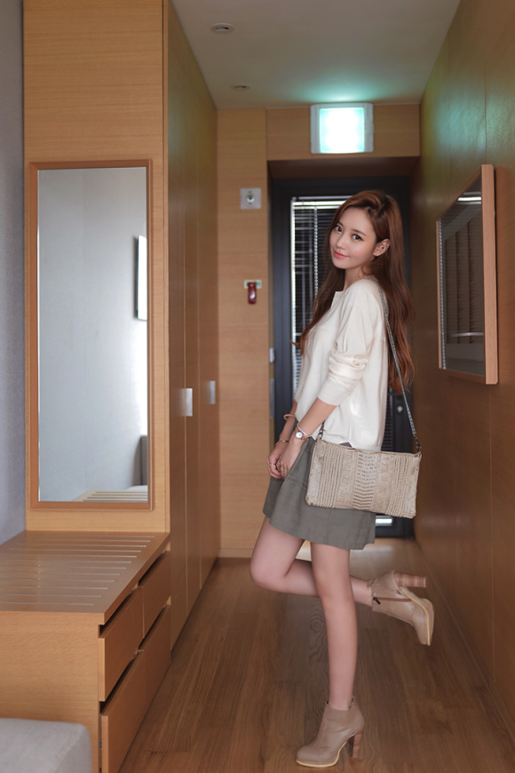 心壹文学|女神孙允珠高清时尚搭配：多色百搭简约薄款针织衫