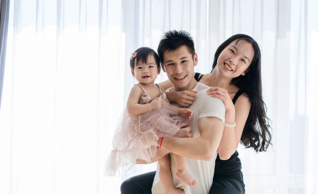 张成龙|“体操冠军”张成龙:被富婆追,结婚3年才举办婚礼,今身价过亿